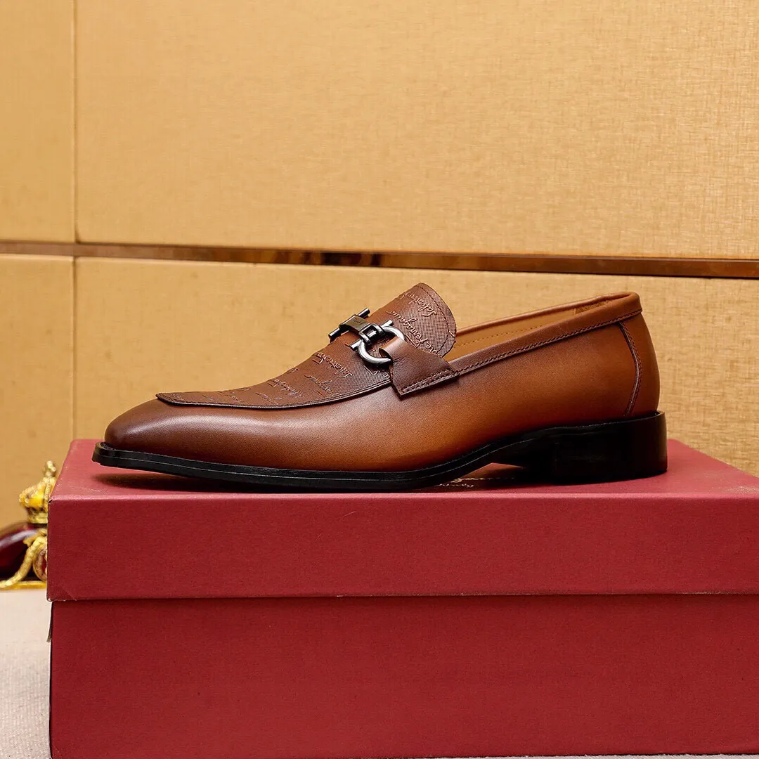 Men's shoes 💰460 💐 Product trademark: Ferragamo "Ferragamo" casual leather shoes Regular size: 38-44 (45.46.47🉑️Customized) Product materials: Selected imported first-layer calfskin embossed upper + luxury hardware buckle, imported water-dyed cow leather lining. Strong three-dimensional visual effect, original outsole color: 2 colors available